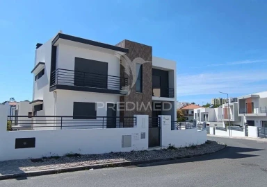 Moradia T5 para Venda em Laranjeiro e Feijó