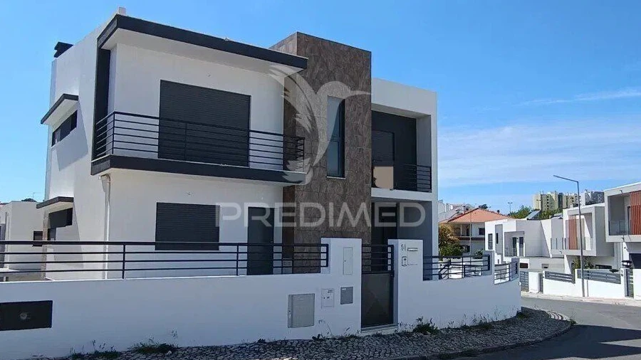Moradia T5 para Venda em Laranjeiro e Feijó