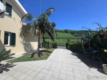 Moradia T4 para Venda em Horta (Angustias)