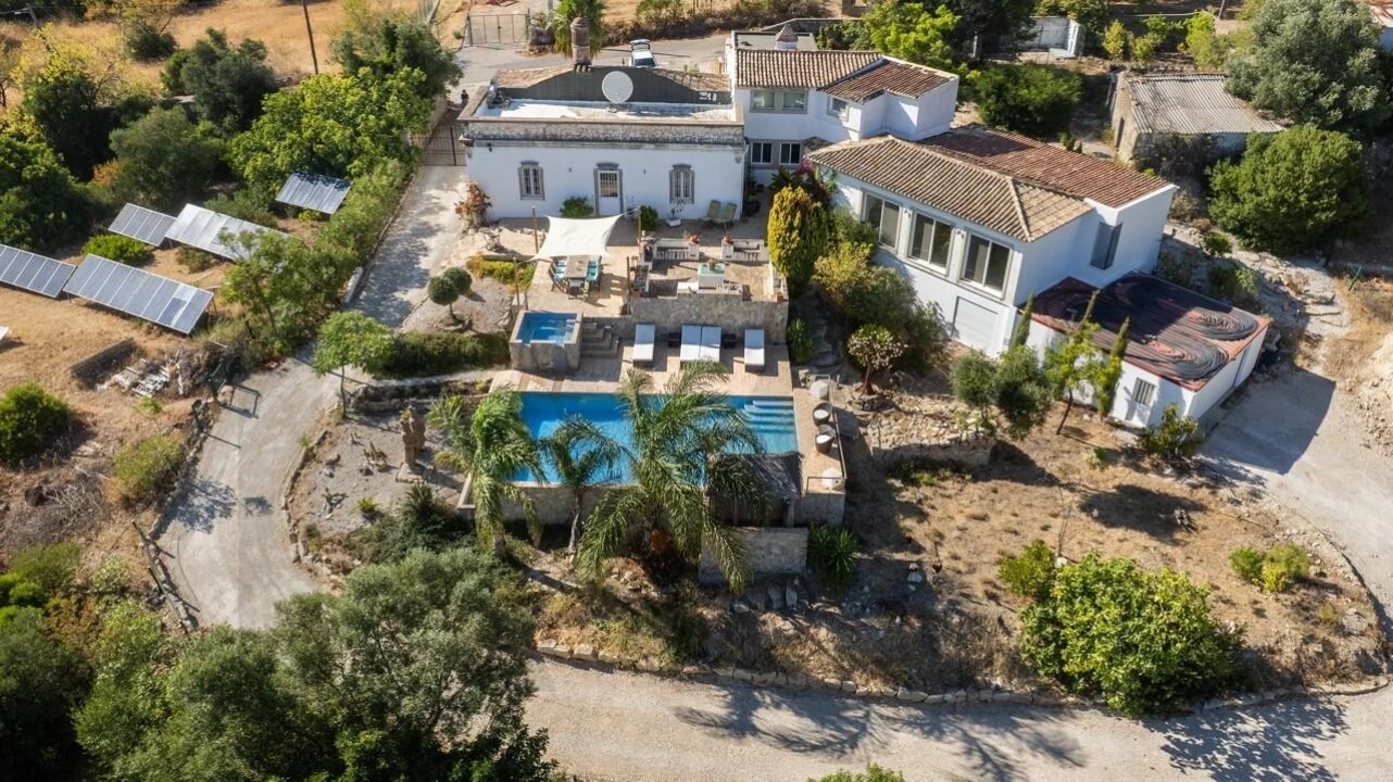 Quinta T4 para Venda em Santa Barbara de Nexe Foto 1