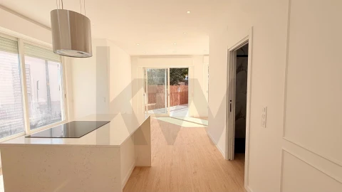 Apartamento T1 para Venda em Carcavelos e Parede