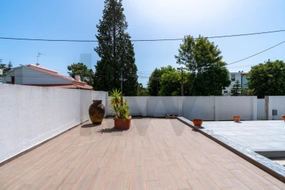 Moradia T6 para Venda em Corroios
