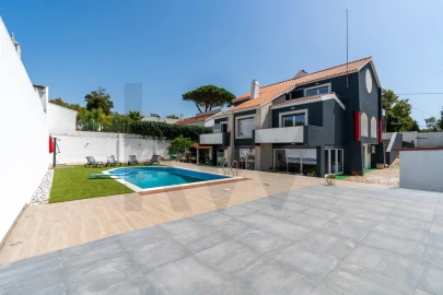 Moradia T6 para Venda em Corroios