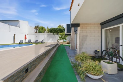 Moradia T6 para Venda em Corroios