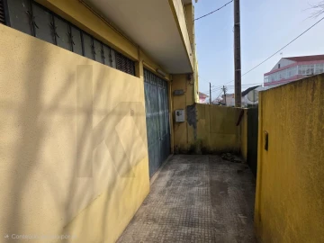 Armazém para Venda em Pontinha e Famões