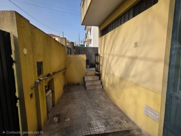 Armazém para Venda em Pontinha e Famões
