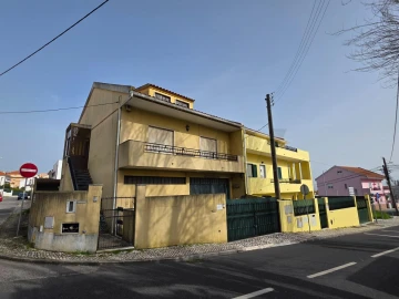 Armazém para Venda em Pontinha e Famões