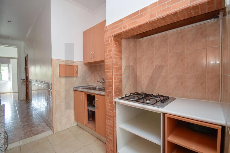Apartamento T2 para Venda em Campolide Foto 6