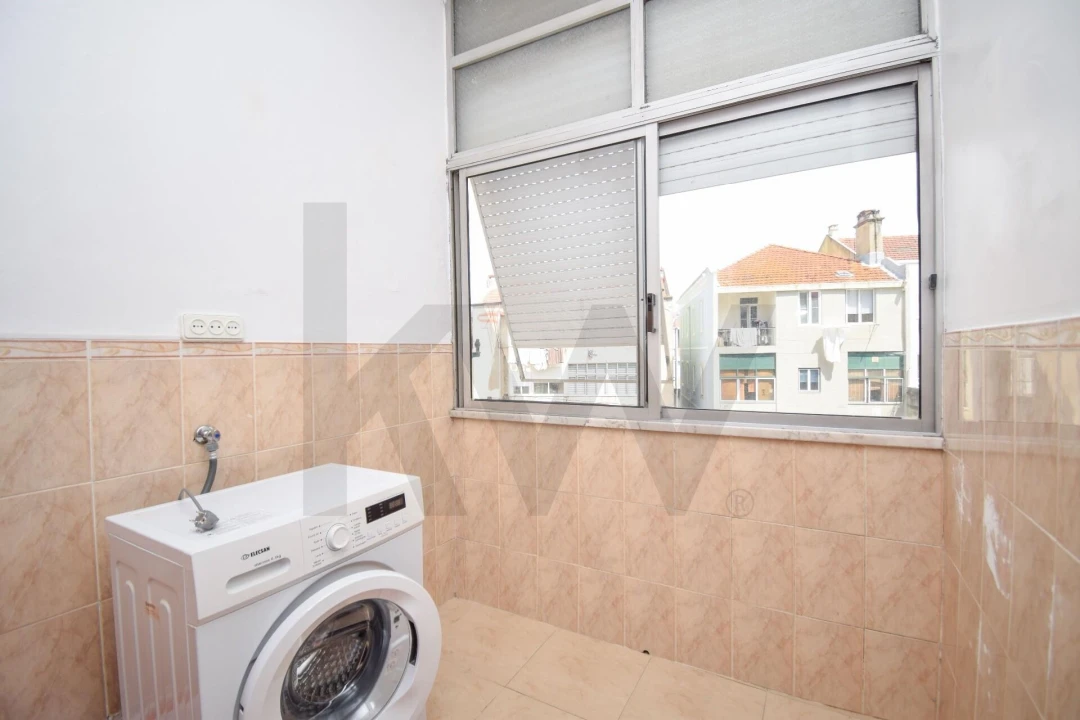 Apartamento T2 para Venda em Campolide Foto 9