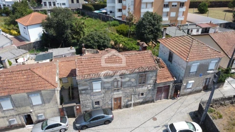 Moradia T4 para Venda em Nogueira e Silva Escura