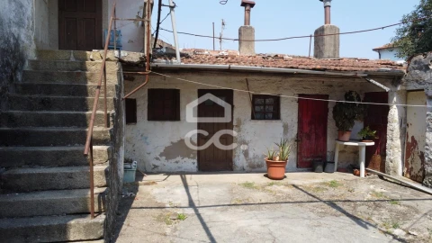Moradia T4 para Venda em Nogueira e Silva Escura