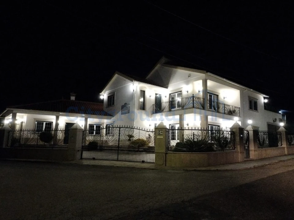 Moradia T5 para Venda em Alvorninha Foto 1
