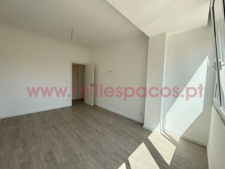 Apartamento T2 para Arrendamento em Campo de Ourique Foto 17