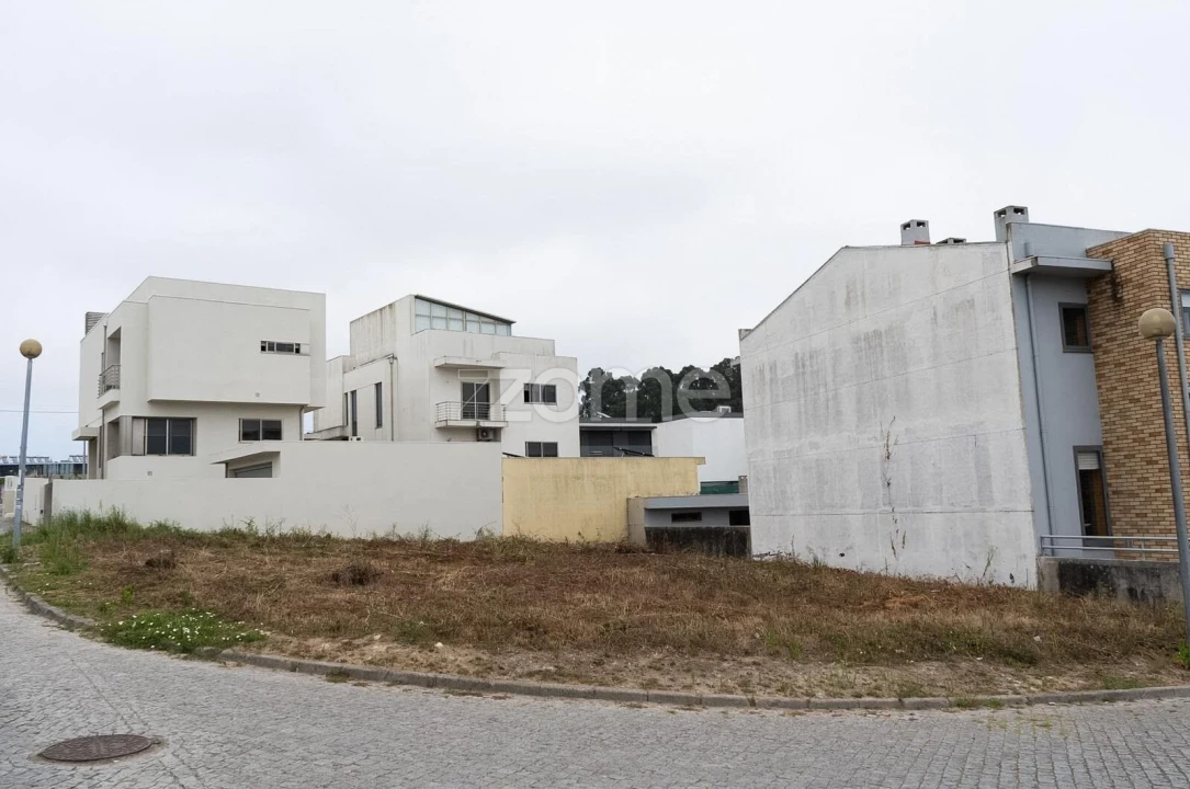 Terreno para Venda em Castêlo da Maia Foto 3