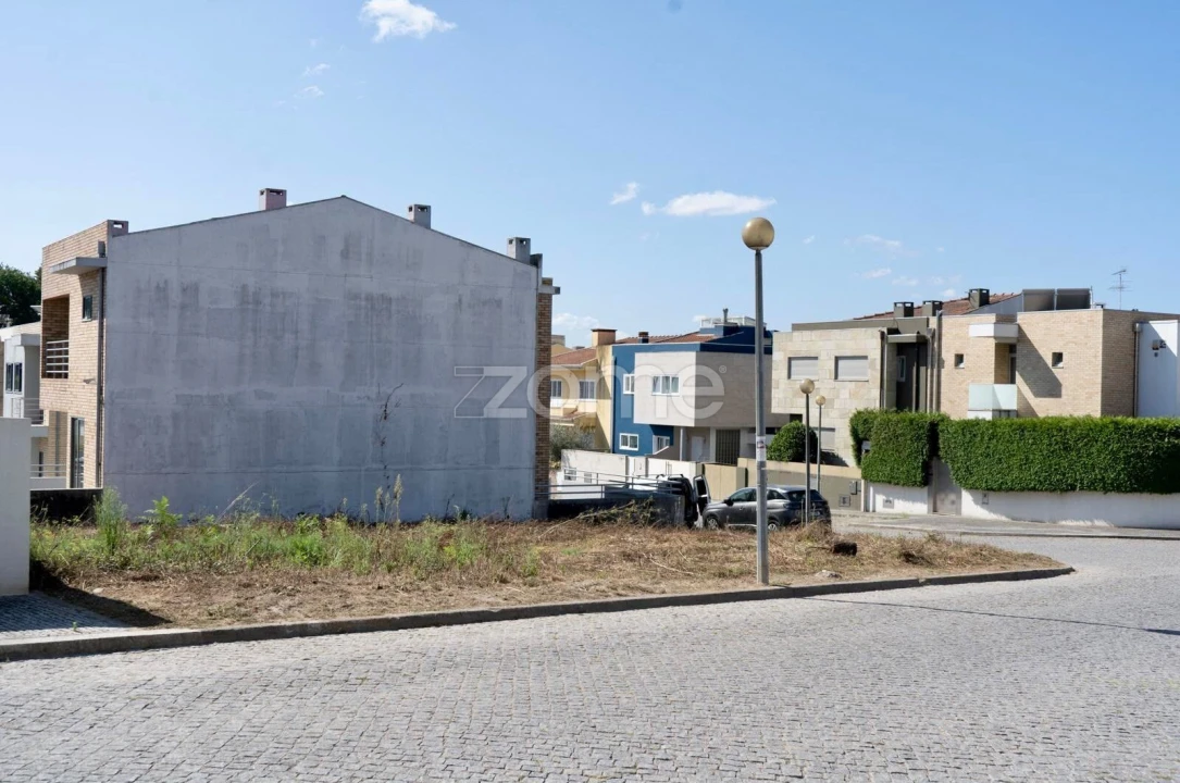 Terreno para Venda em Castêlo da Maia Foto 5