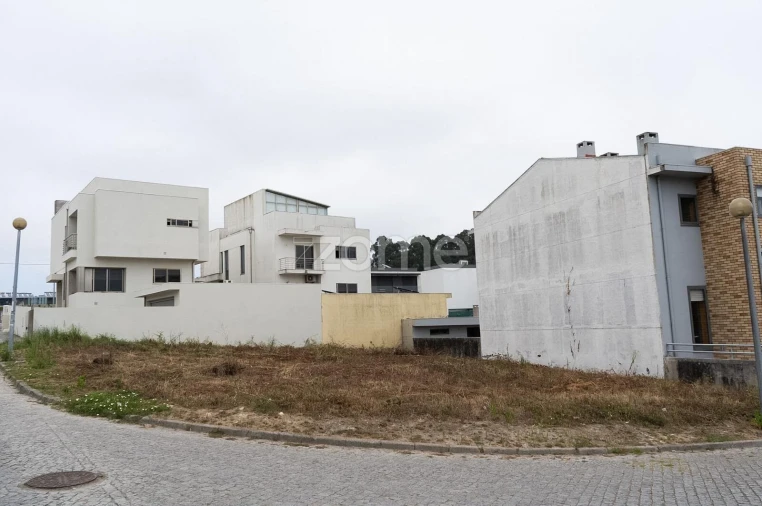 Terreno para Venda em Castêlo da Maia Foto 3