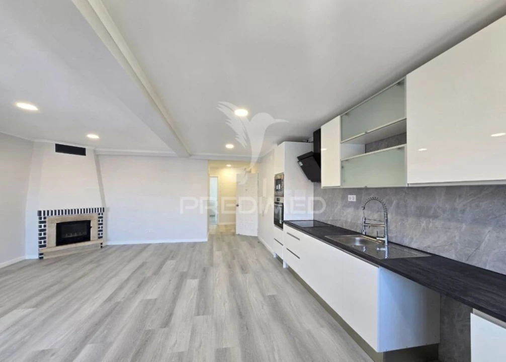 Apartamento T4 para Venda em Amora Foto 2