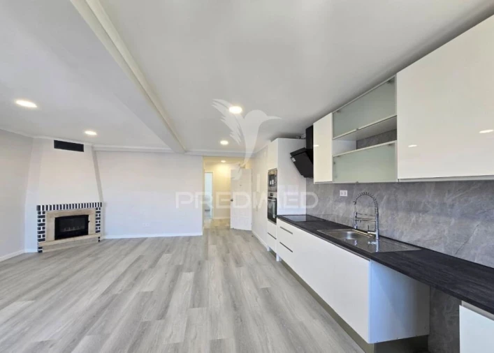 Apartamento T4 para Venda em Amora Foto 2