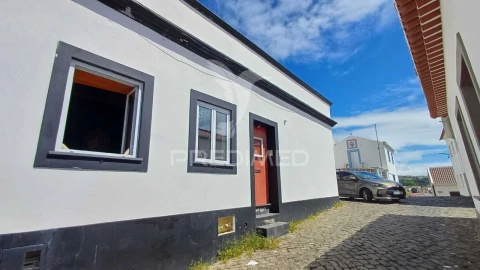 Moradia T4 para Venda em Angra (Nossa Senhora da Conceição)