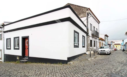 Moradia T4 para Venda em Angra (Nossa Senhora da Conceição)