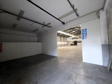 Armazém para Arrendamento em Canelas