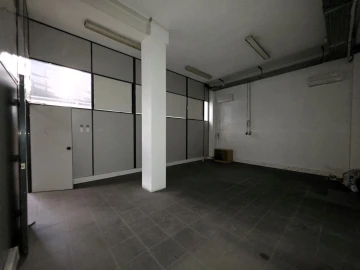 Armazém para Arrendamento em Canelas