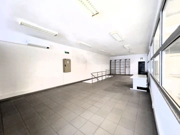 Armazém para Arrendamento em Canelas