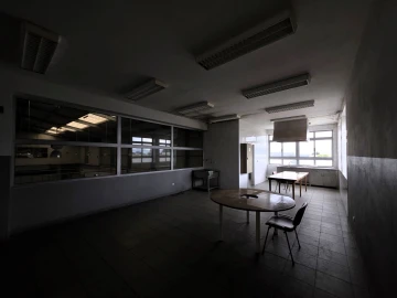 Armazém para Arrendamento em Canelas
