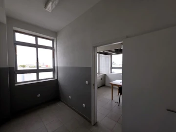 Armazém para Arrendamento em Canelas