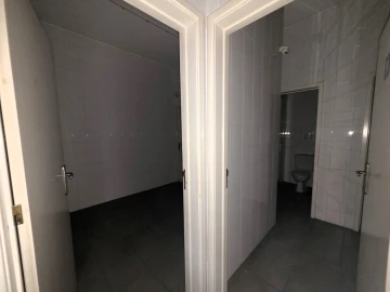 Armazém para Arrendamento em Canelas