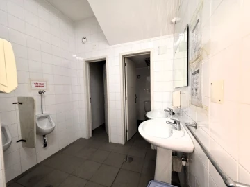 Armazém para Arrendamento em Canelas