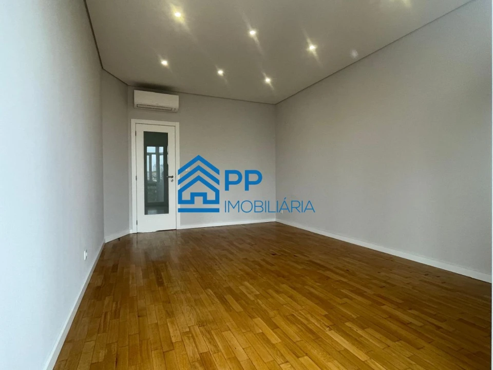 Apartamento T2 para Venda em Cedofeita, Santo Ildefonso, Sé, Miragaia, São Nicolau e Vitória Foto 2