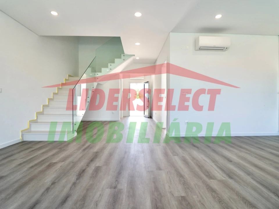 Moradia T3 para Venda em Silveira Foto 5