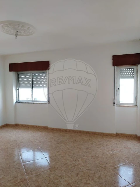 Apartamento T2 para Venda em Carregado e Cadafais