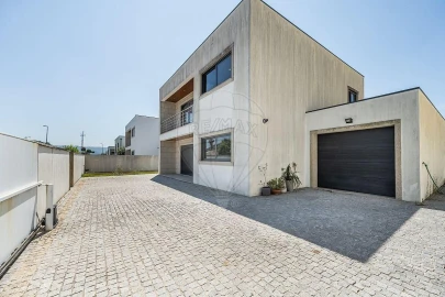 Moradia T3 para Venda em Fonte Arcada e Oliveira