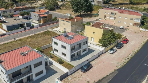 Moradia T3 para Venda em Fonte Arcada e Oliveira
