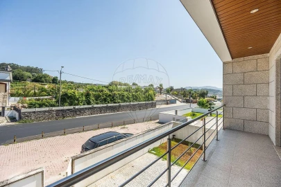 Moradia T3 para Venda em Fonte Arcada e Oliveira