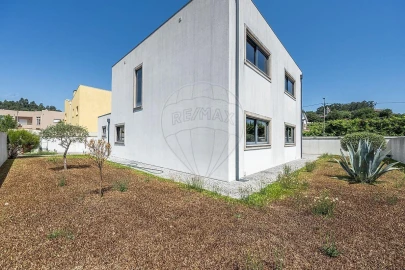Moradia T3 para Venda em Fonte Arcada e Oliveira