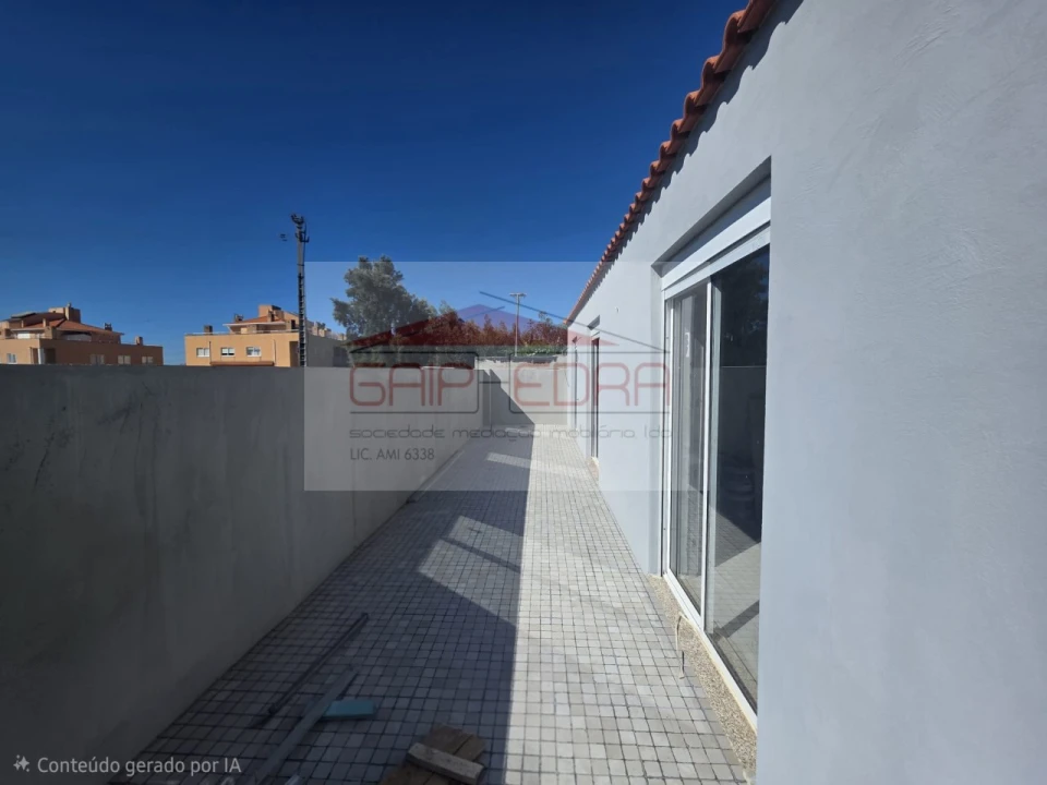 Moradia T4 para Venda em Canelas Foto 1