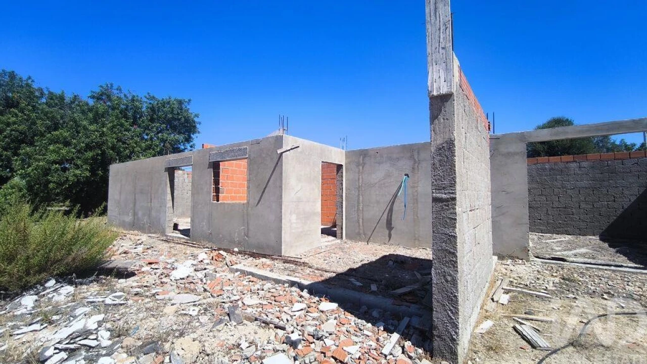 Terreno para Venda em Quelfes Foto 1