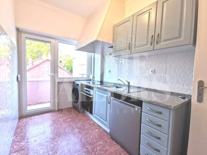 Apartamento T3 para Arrendamento em Santo António Foto 9