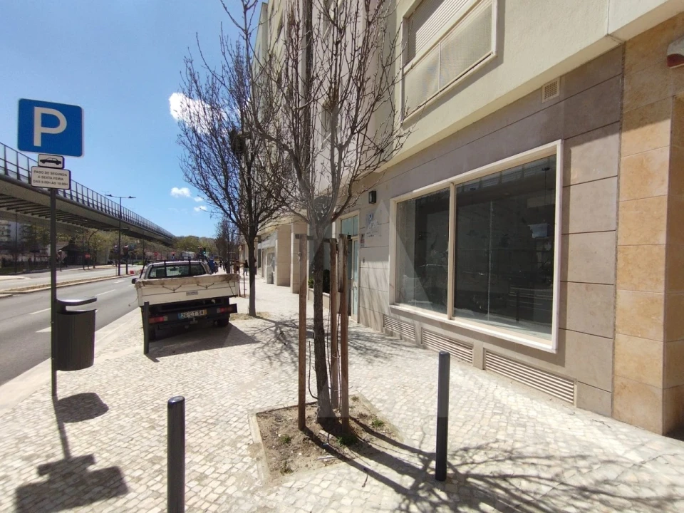 Loja para Arrendamento em Lumiar Foto 4