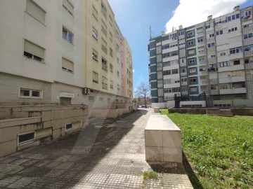 Loja para Arrendamento em Lumiar