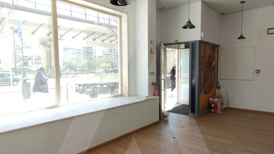 Loja para Arrendamento em Lumiar