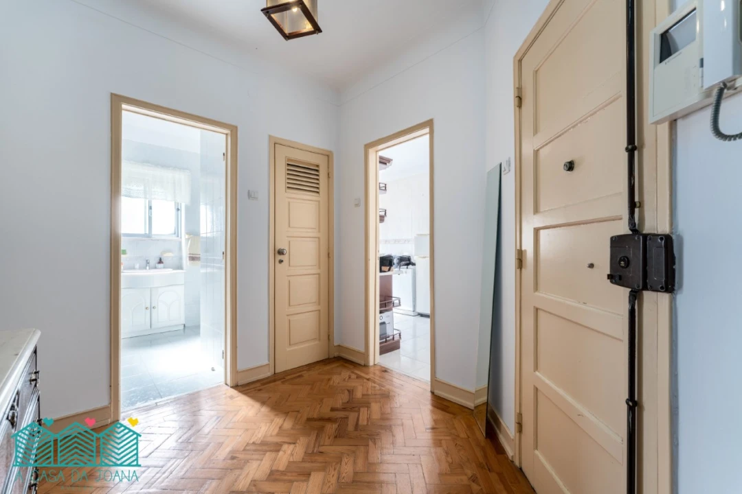 Apartamento T2 para Venda em Campolide Foto 9
