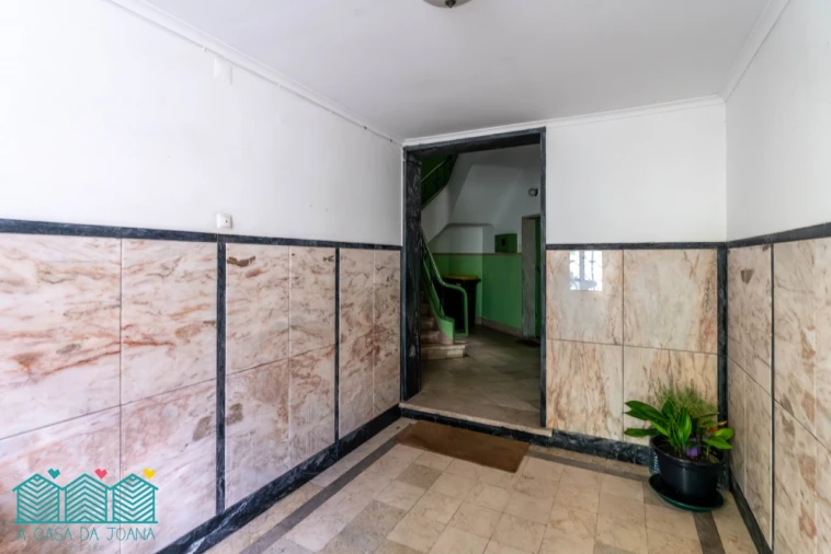 Apartamento T2 para Venda em Campolide Foto 5