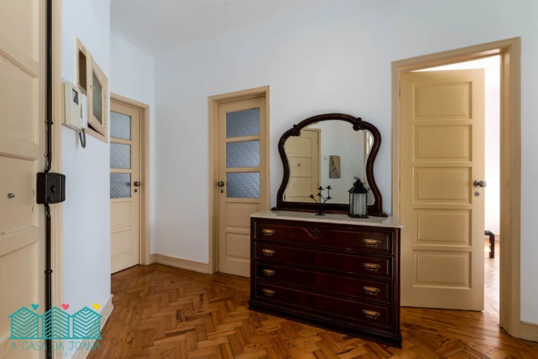 Apartamento T2 para Venda em Campolide Foto 8