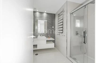 Moradia T4 para Venda em Cruz