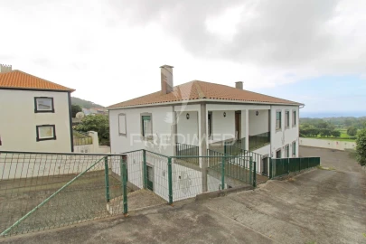 Moradia T6 para Venda em Posto Santo