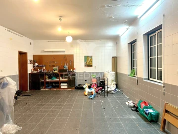 Moradia T6 para Venda em Posto Santo